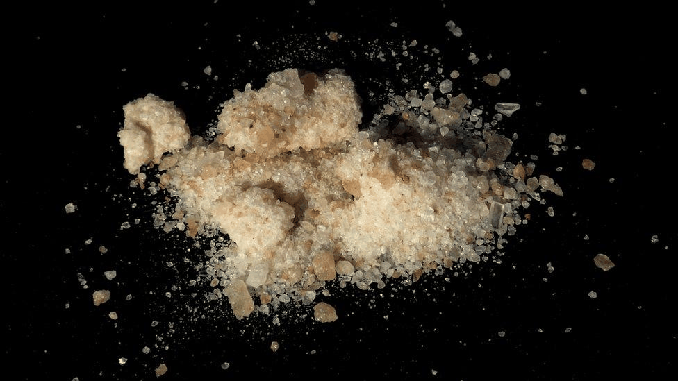 Kryształki MDMA na czarnym tle