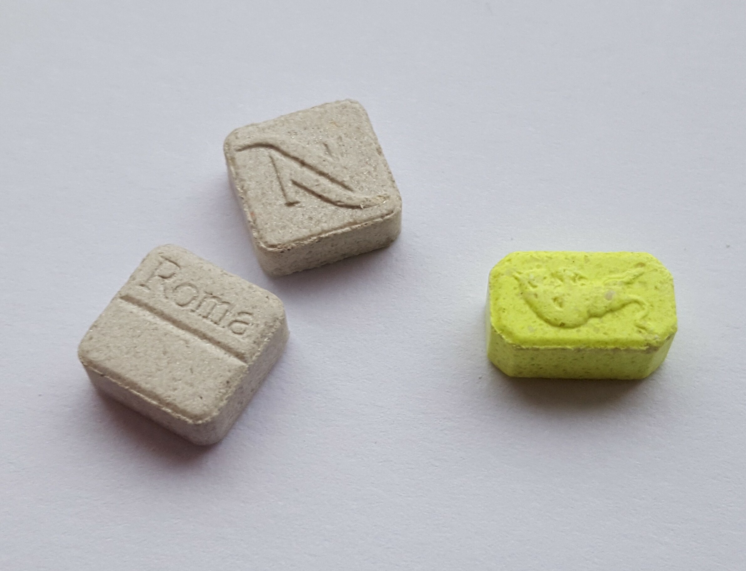 Kolorowe tabletki ecstasy z nadrukami