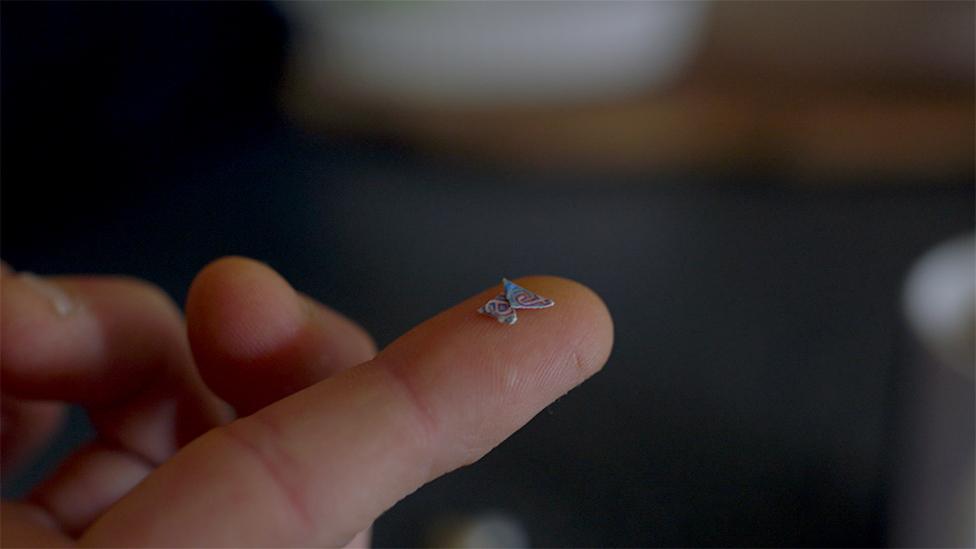 Niewielki fragment papierka nasączonego LSD na opuszku palca