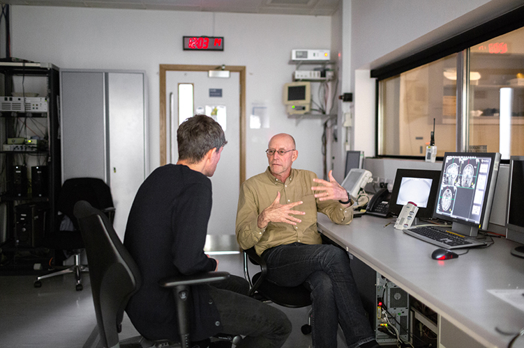 Robin Carhart-Harris przygotowuje skan fMRI pisarza Michaela Pollana w Imperial College London, 2019